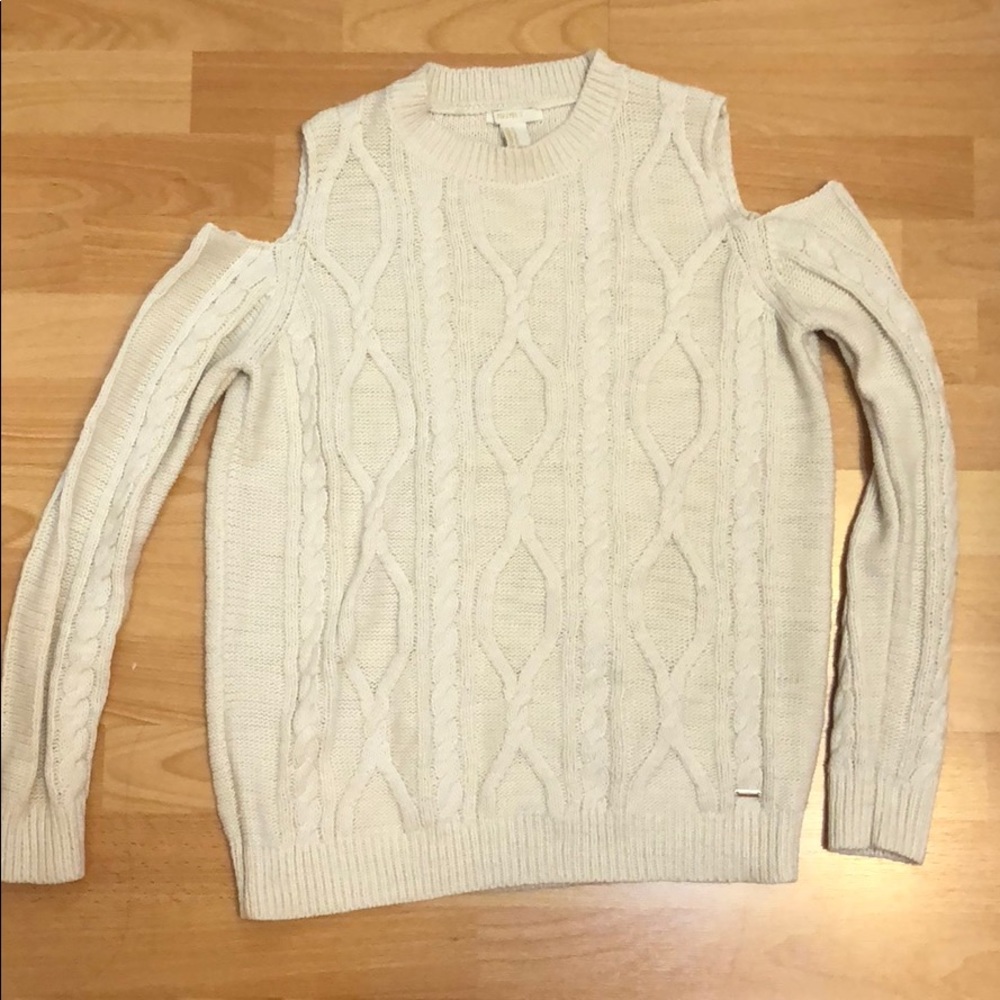 Sweater shoulder cut out